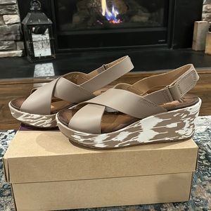 NIB Clark’s Womens Sandals -Brown/White 8.5W